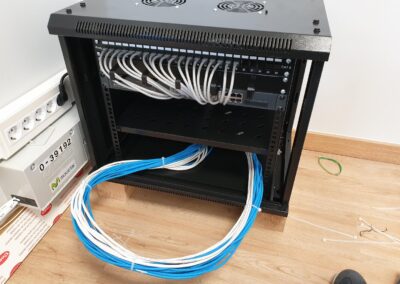 Telecomunicaciones, pequeño armiario rack informático